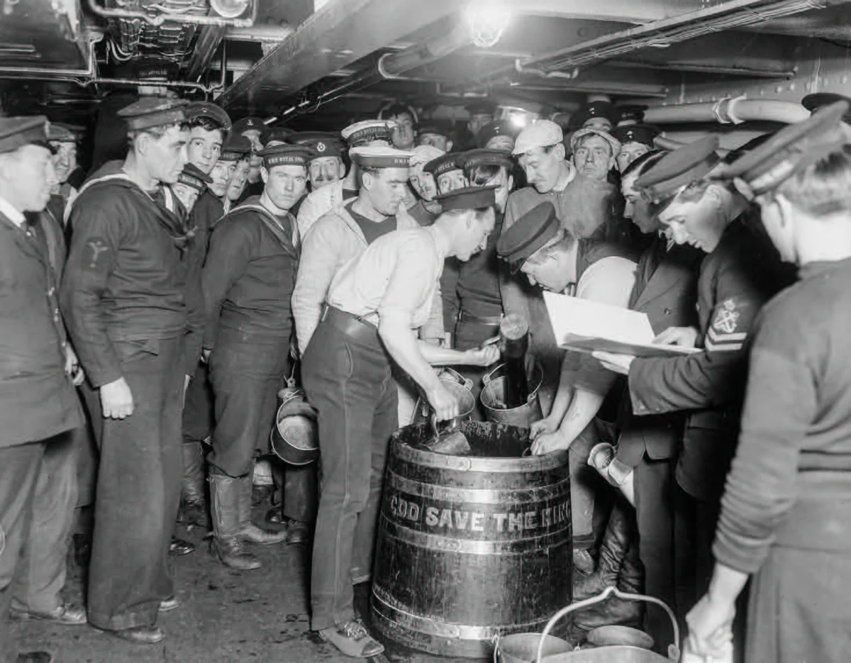Rhum Navy servi sous le pont