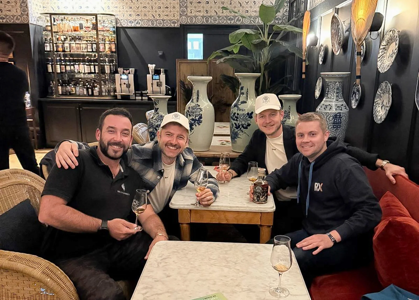 Morgan Ricci et l'équipe RumX mettent le feu à la soirée de lancement au Bar 1802 à Paris Morgan Ricci et l'équipe RumX mettent le feu à la soirée de lancement au Bar 1802 à Paris