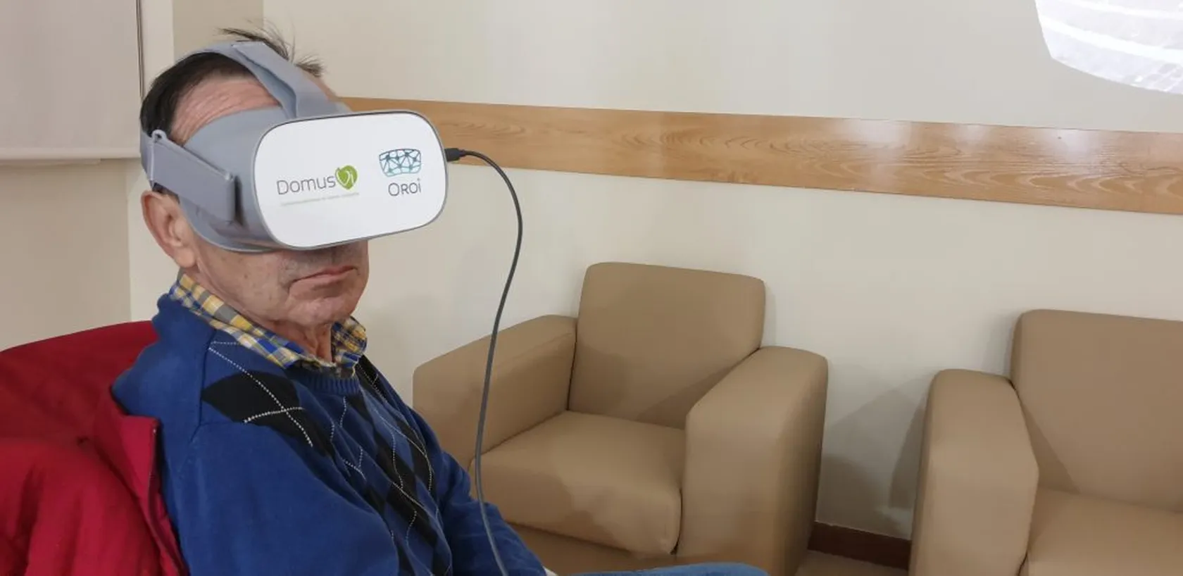 Residente-probando-gafas-de-realidad-virtual-DomusVi-Nuestra-Señora-del-Camino-1024x498.jpg
