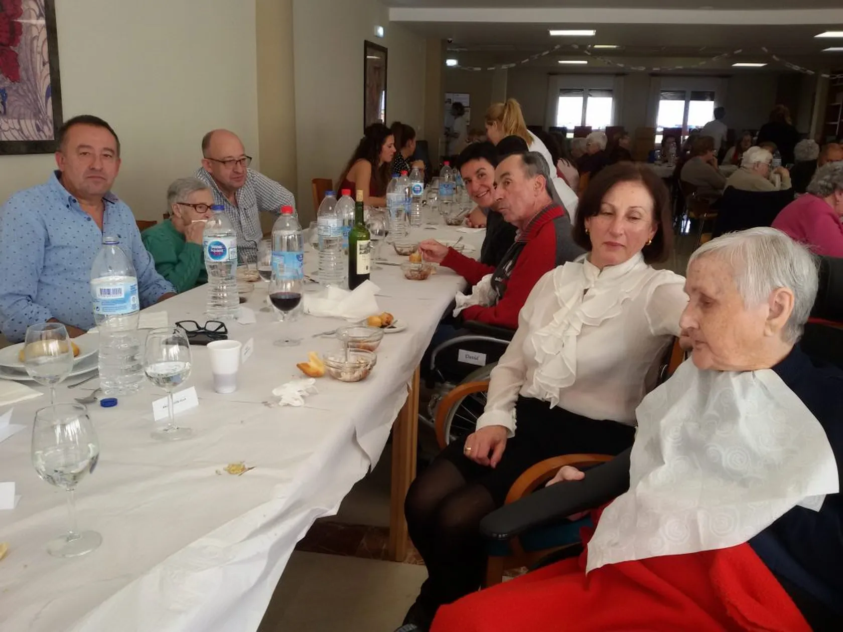 Mesa-presidencial-comida-aniversaro-DomusVi-Nuestra-Señora-del-Camino-1024x768.jpg