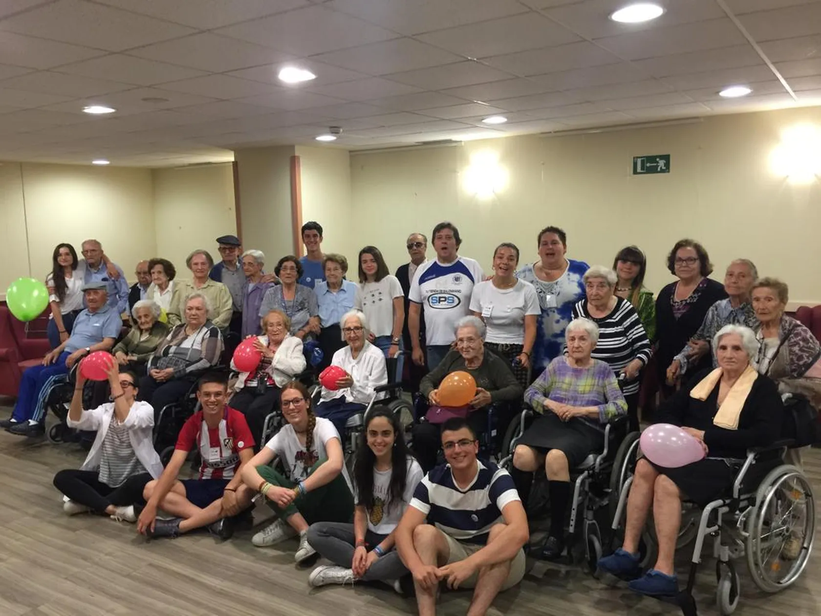VOLUNTARIOS-Y-RESIDENTES-DOMUSVI-VILLA-SACRAMENTO.jpg