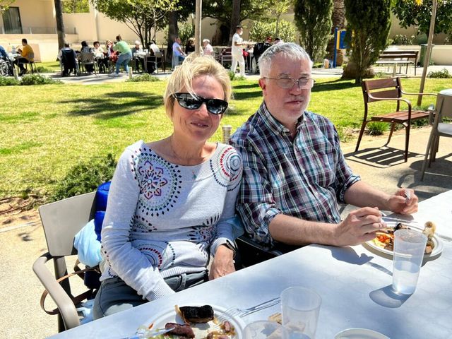 Comida con familiares en la terraza