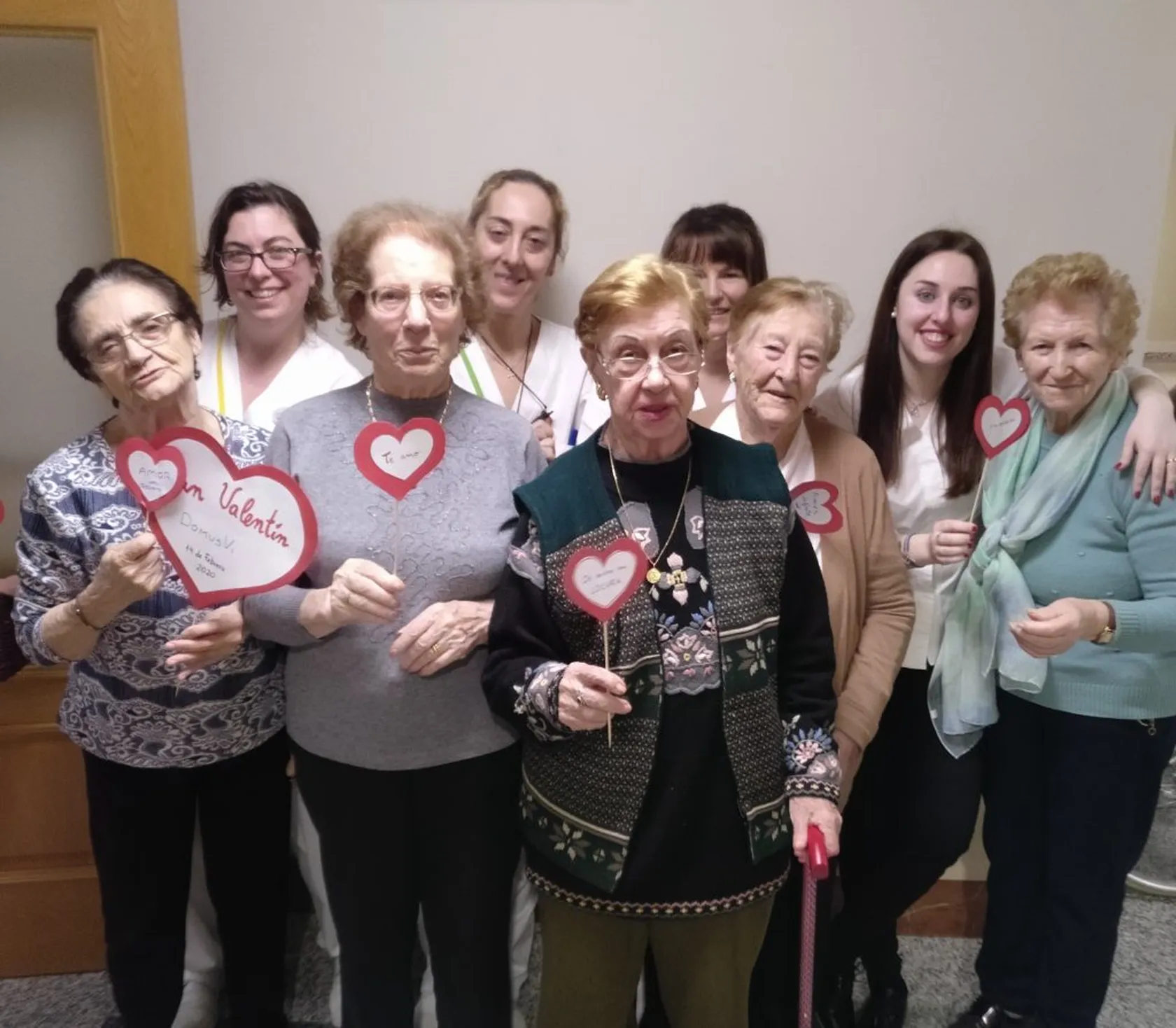 Residentes-y-trabajadores-San-Valentín-DomusVi-Nuestra-Señora-del-Camino-1024x895.jpg