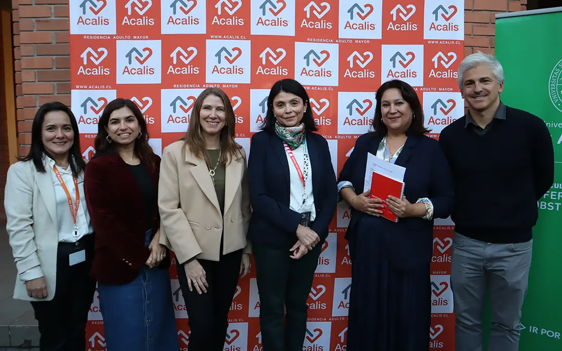 Autoridades de Acalis y Universidad de los Andes en el lanzamiento del programa Cuidar + Cerca. De izquierda a derecha: Karen Cobos, Francisca Bustamante, María del Pilar Ureta, Marcela Quintanilla, Daniela Zerené y Francisco Marinovic frente al panel de Acalis.