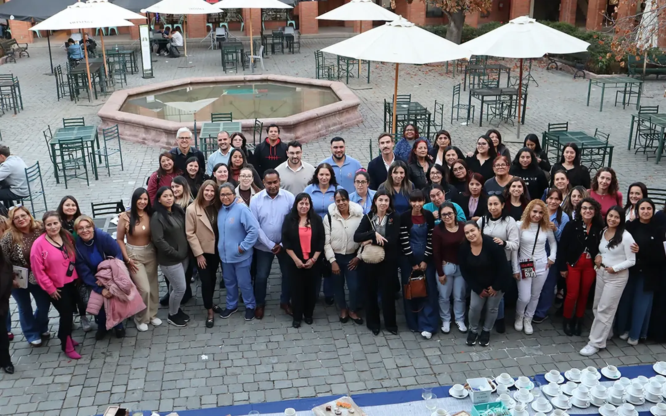 Gerentes y colaboradores de residencias Acalis seleccionados para la capacitación gerontológica Cuidar + Cerca, reunidos al aire libre en el campus de la Universidad de los Andes.