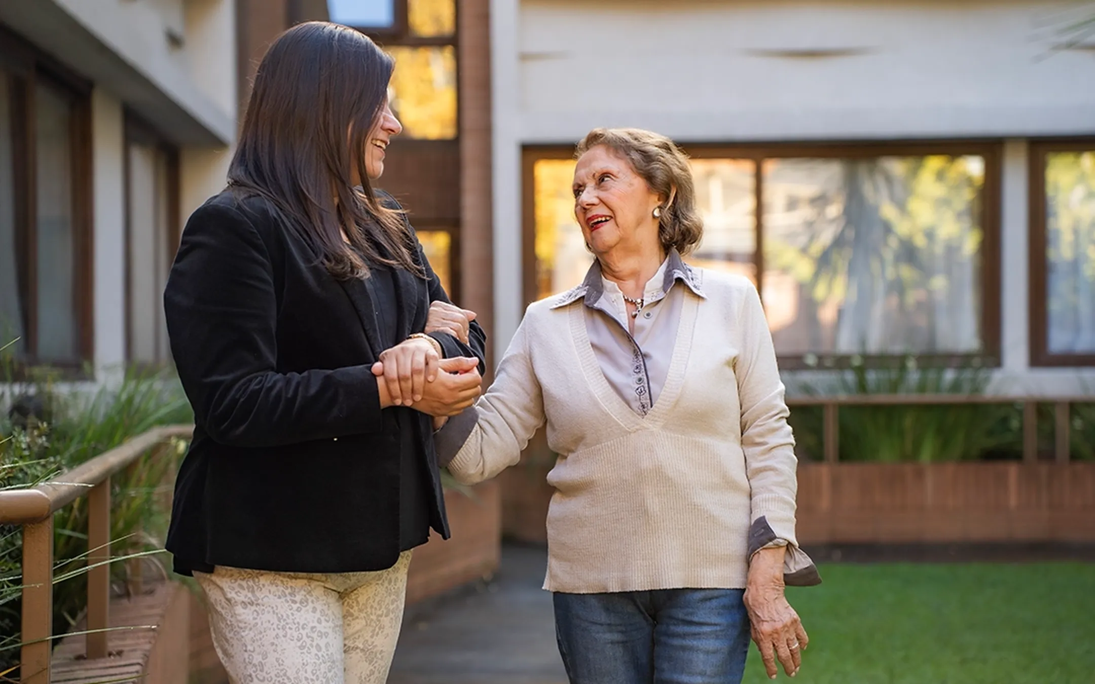 Loreto Albandoz Gerente de Acalis Montahue compartiendo un momento de escucha activa y buen trato con una persona mayor en la residencia Acalis Montahue