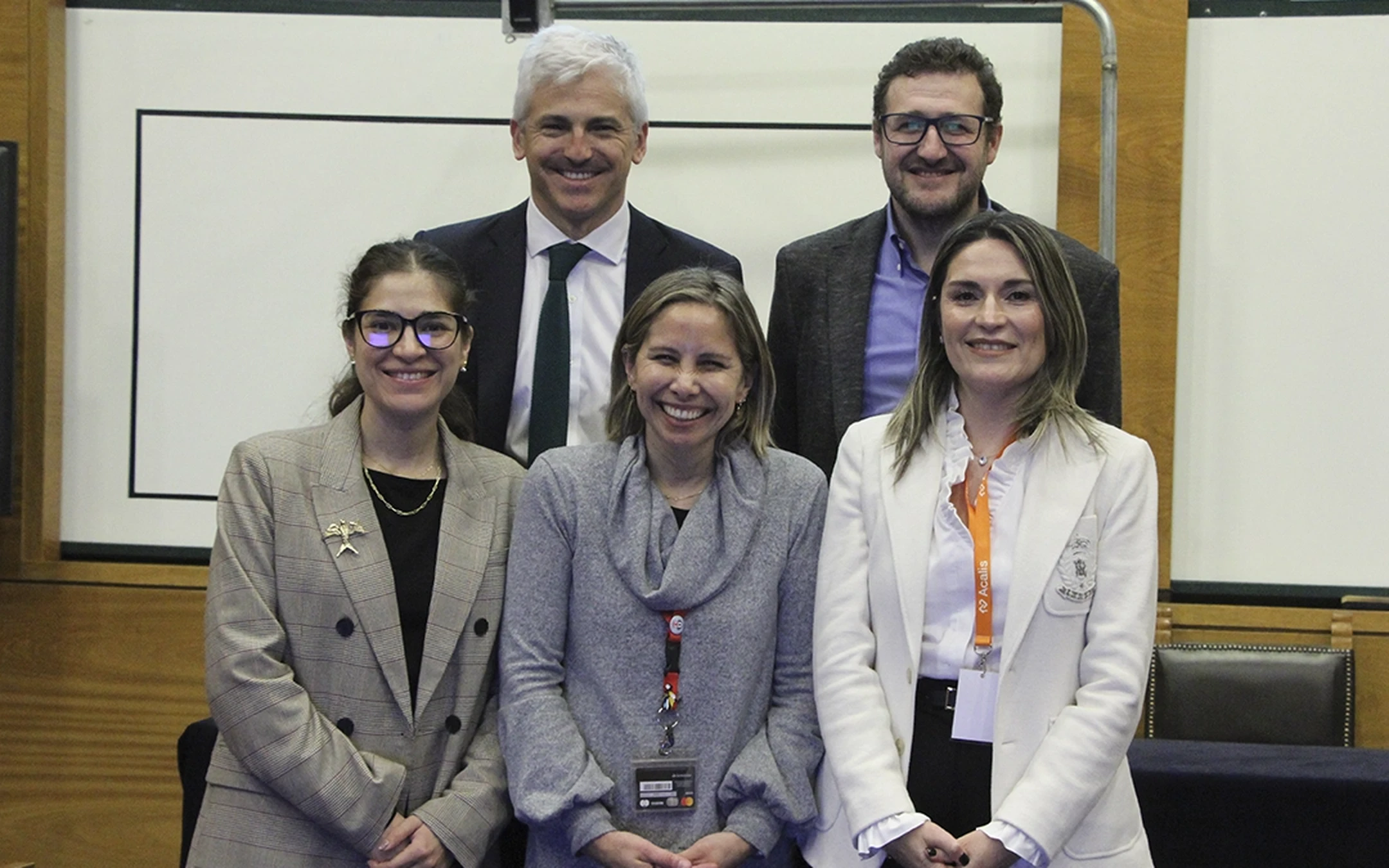 La adaptación de una persona mayor a una residencia es un proceso complejo que requiere acompañamiento profesional, estrategias personalizadas y, sobre todo, actividades grupales