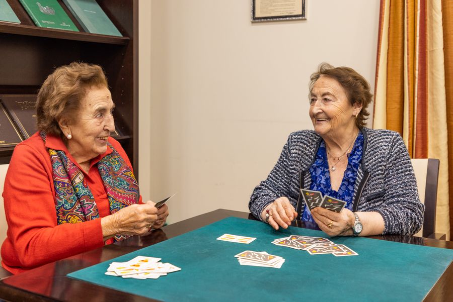 Señoras mayores jugando a las cartas