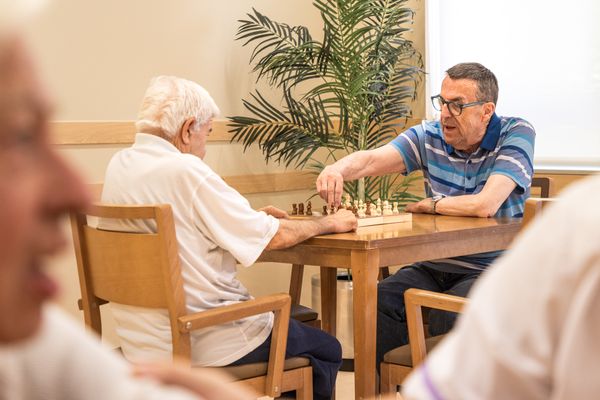 Personas mayores jugando al ajedrez