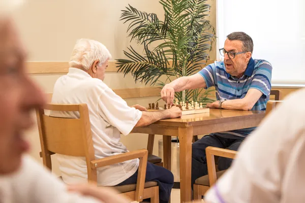 Personas mayores jugando al ajedrez