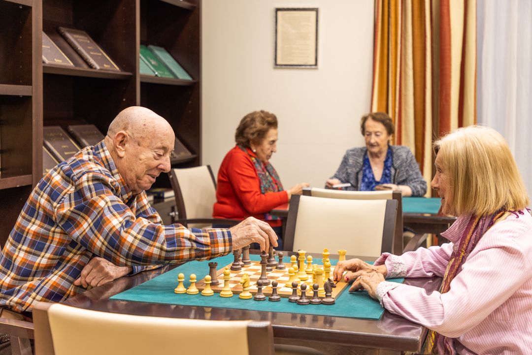 mayores jugando al ajedrez
