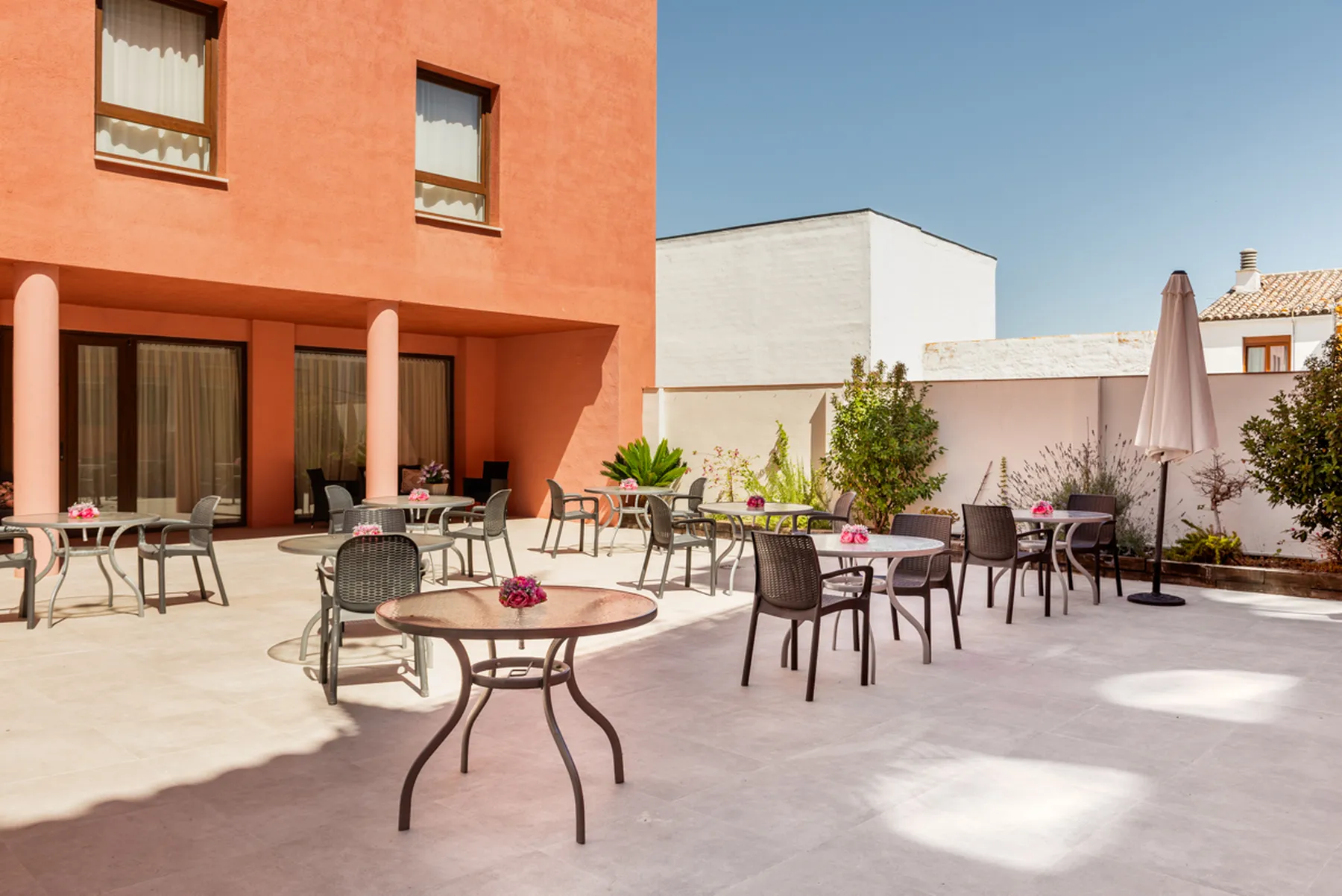 Terraza DomusVi Condes de Corbull