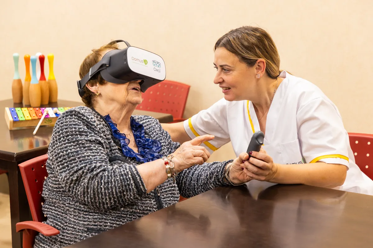 Anciana con gafas de realidad virtual