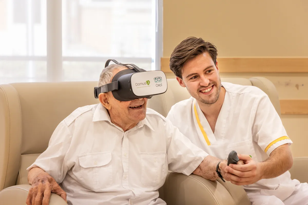 Anciano con gafas de realidad virtual