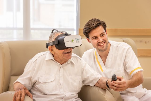 Anciano con gafas de realidad virtual