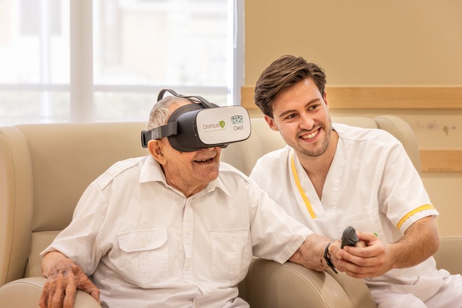 Anciano con gafas de realidad virtual