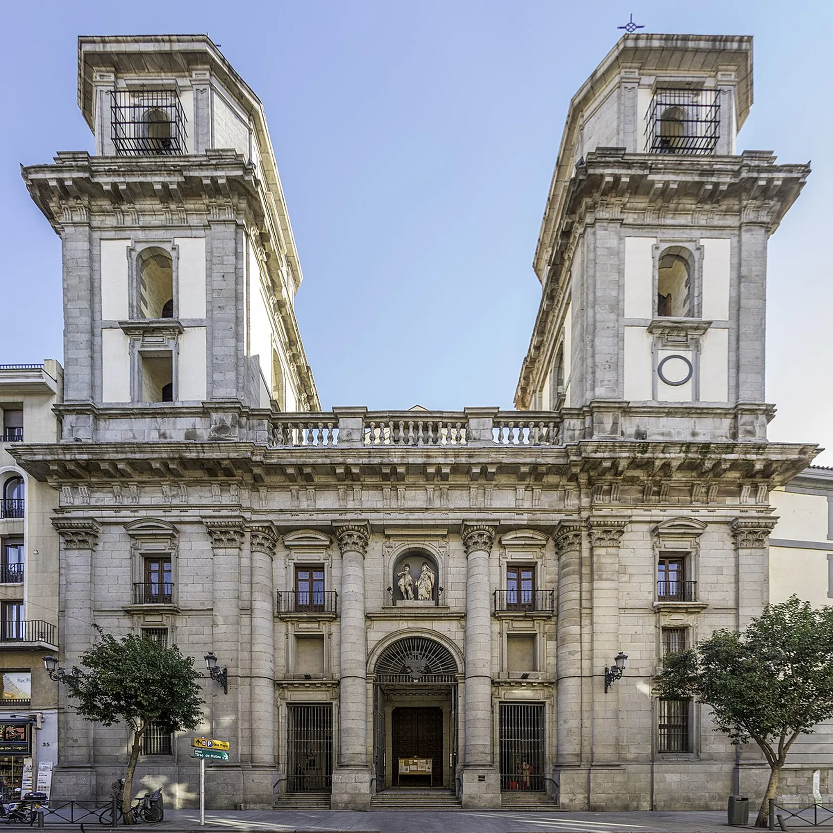 Main_facade_of_the_Colegiata_de_San_Isidro_2022-1.jpg