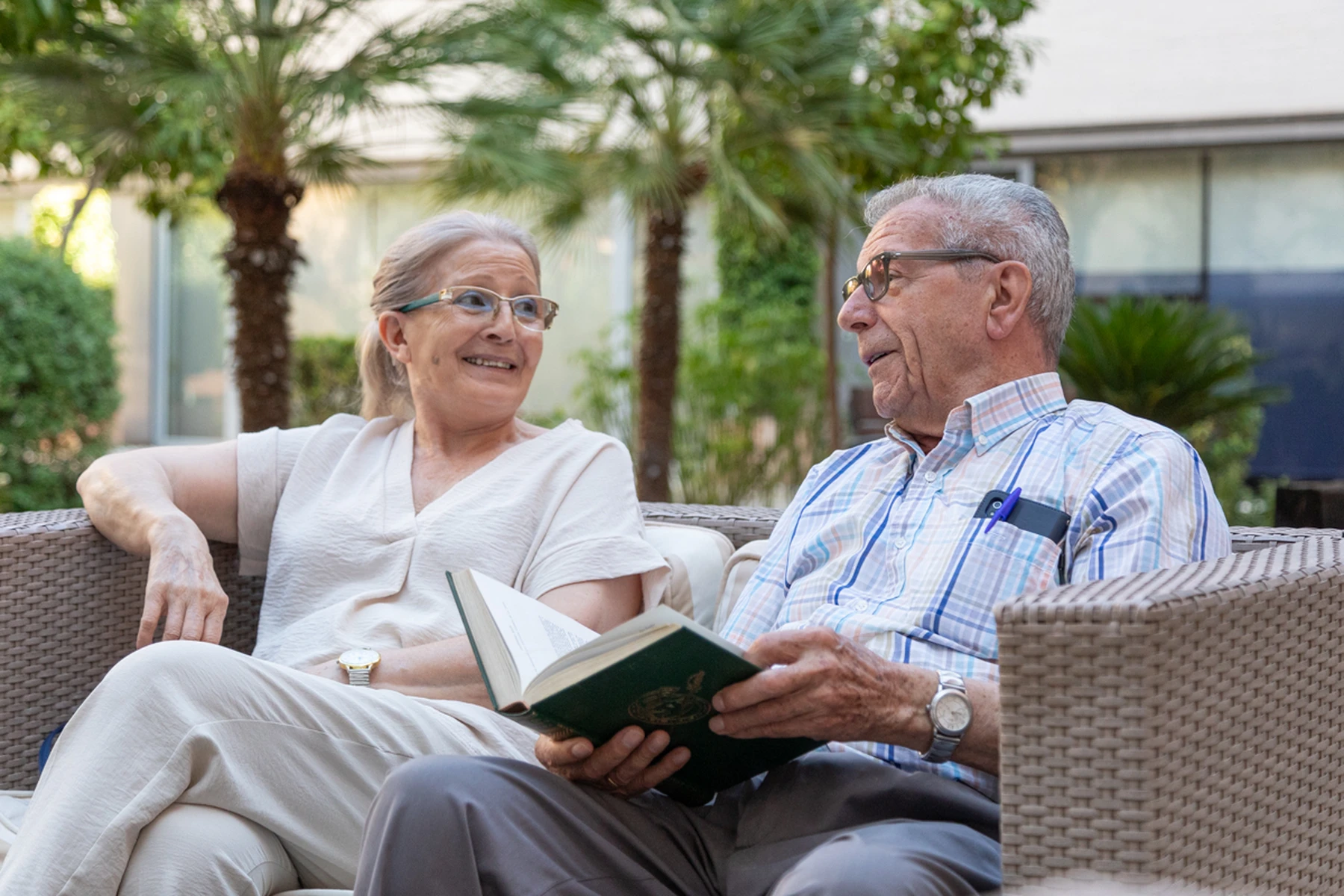 Personas mayores disfrutando de la terraza