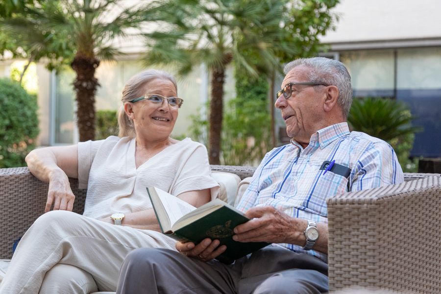 Personas mayores disfrutando de la terraza