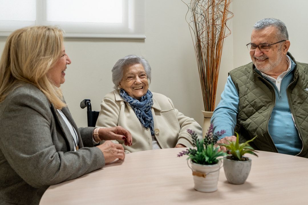 Persona mayor con Familiares