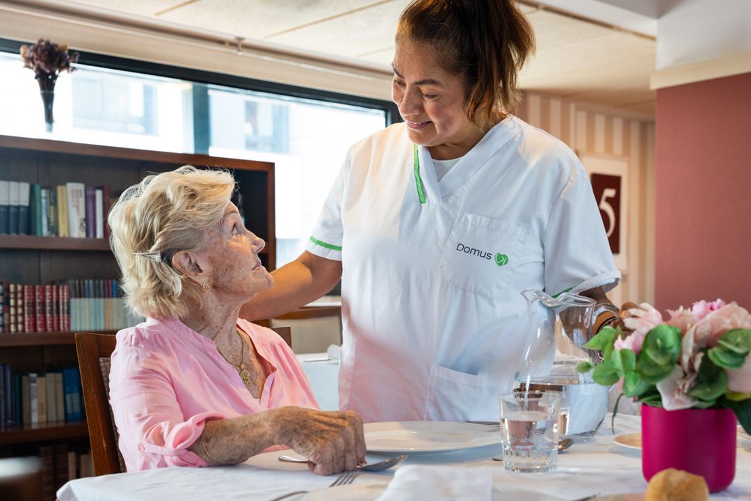 Persona mayor atendida en el comedor