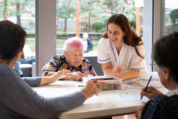 Cuidadora y anciana en un taller psicológico