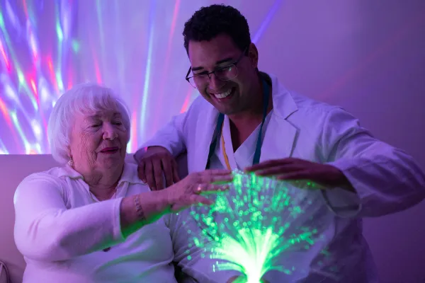 persona mayor y cuidador en terapia sensorial