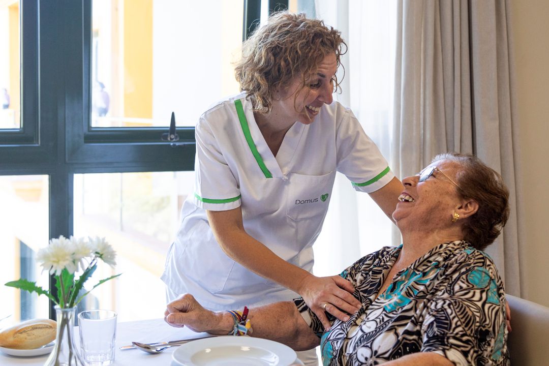 Señora mayor y cuidadora