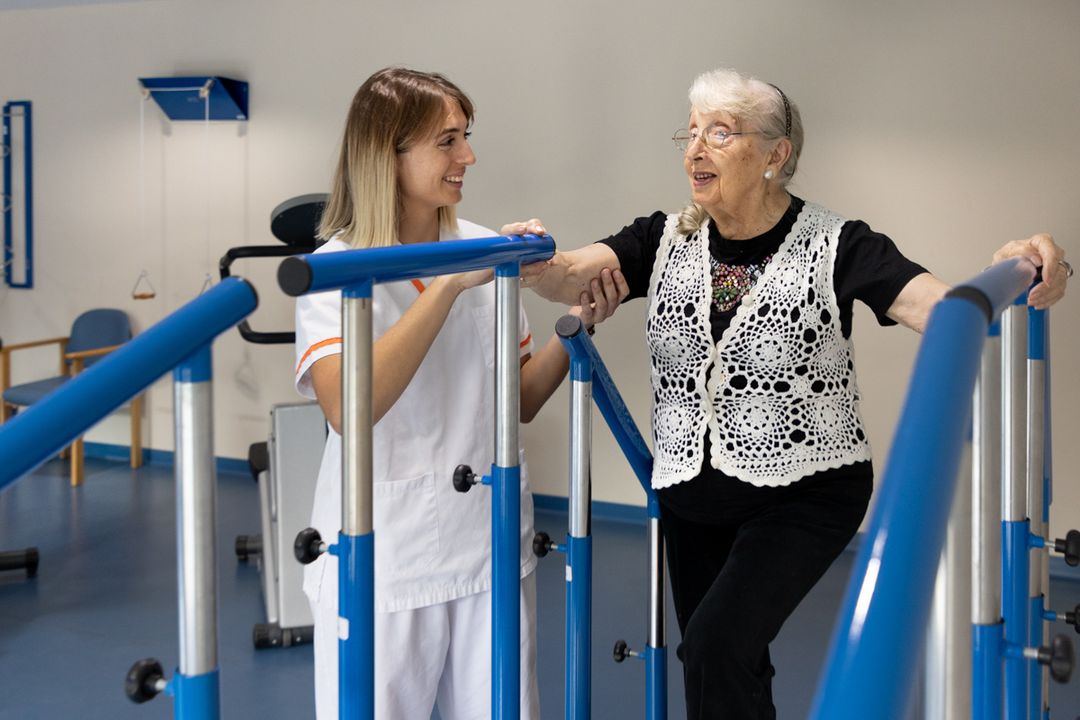 Persona mayor y cuidadora en rehabilitación