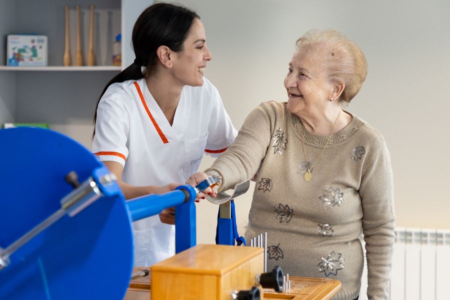 Persona mayor y cuidadora en rehabilitación