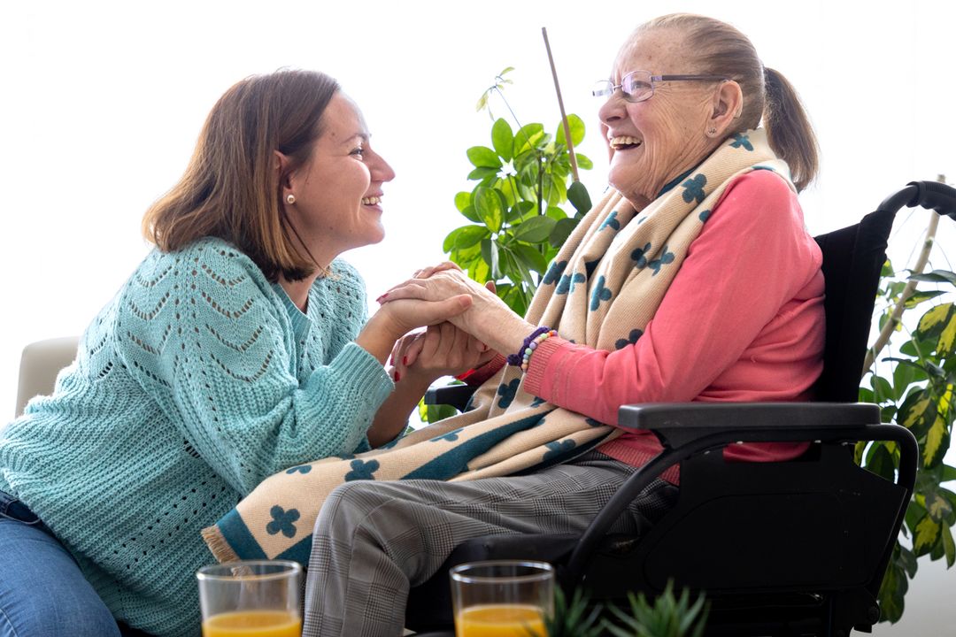 Persona mayor y familiar en la terraza