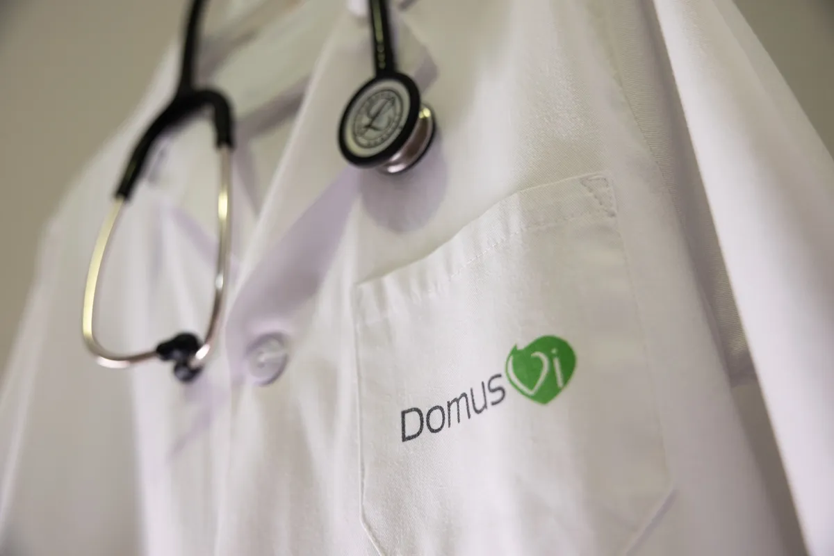 bata de médico DomusVi