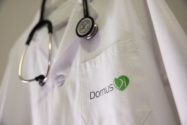 bata de médico DomusVi