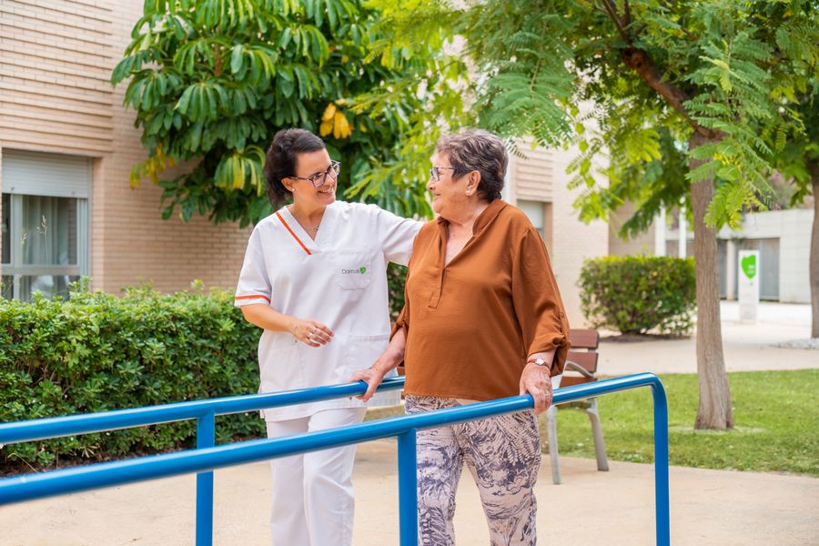 cuidadora y persona mayor haciendo rehabilitación