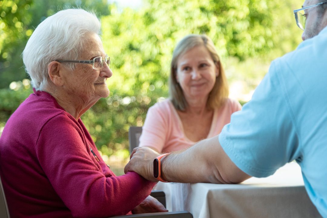 Persona mayor con Familiares