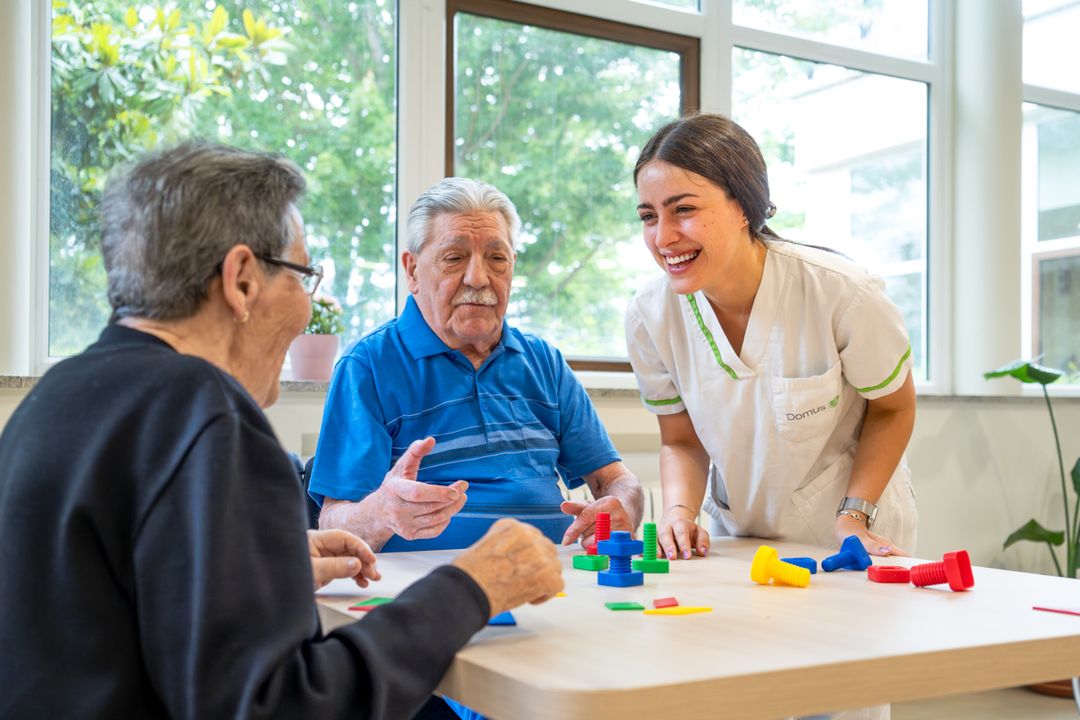Cuidadora y ancianos en un taller psicologico