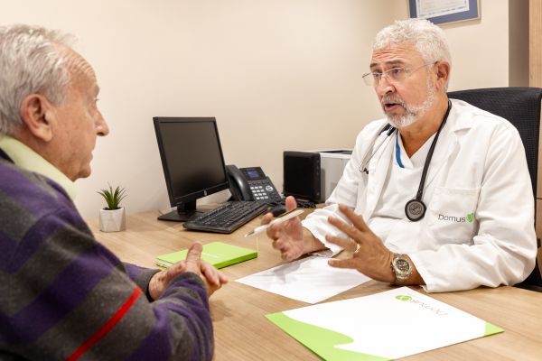 Consulta médica de un anciano