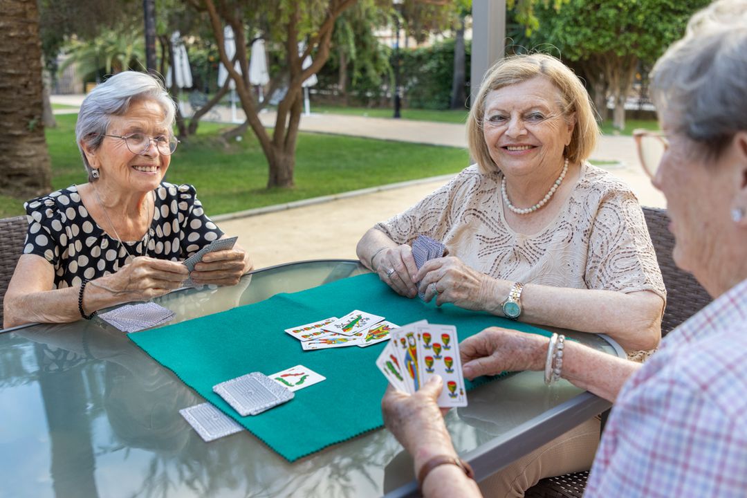 señoras jugando a las cartas