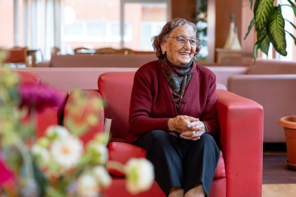 señora mayor sentada en un sillón