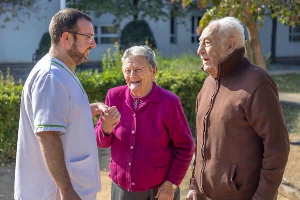 Personas mayores con cuidador