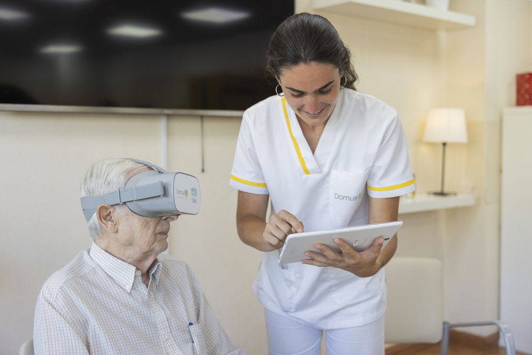 persona mayor con gafas de realidad virtual