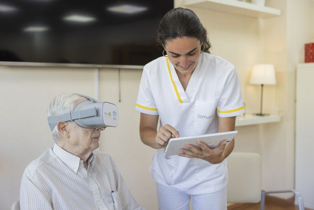 persona mayor con gafas de realidad virtual