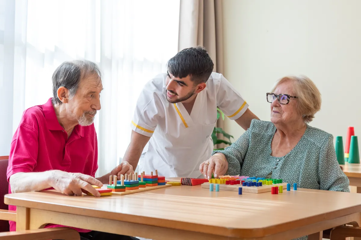 Cuidador y ancianos en un taller psicológico