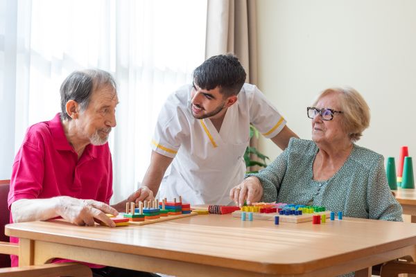 Cuidador y ancianos en un taller psicológico
