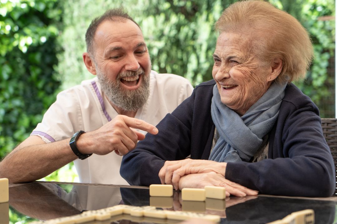 Mayores jugando al dominó en la terraza