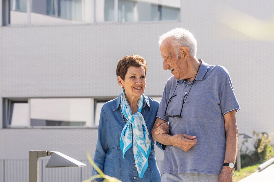 Personas mayores paseando