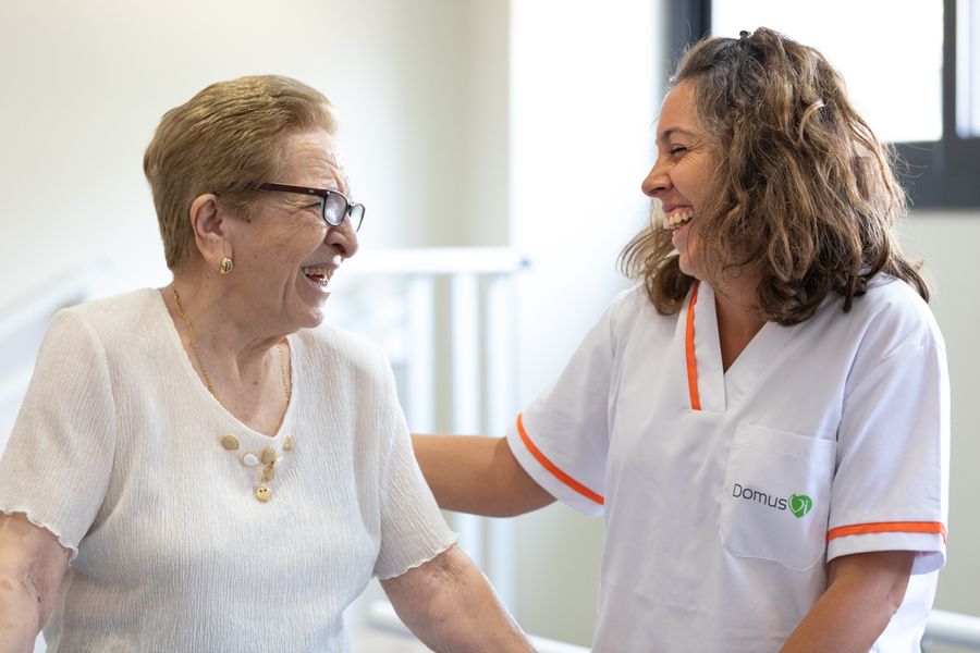 Cuidadora y persona mayor riendose