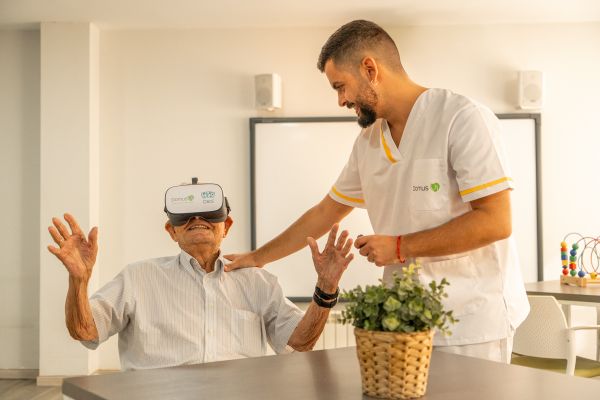 anciano con gafas de realidad virutal