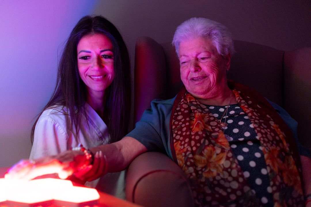 persona mayor y cuidadora en terapias sensoriales