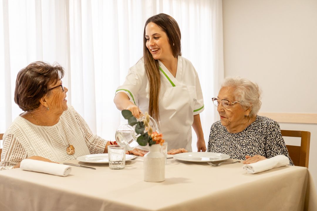 Personas mayores en el comedor